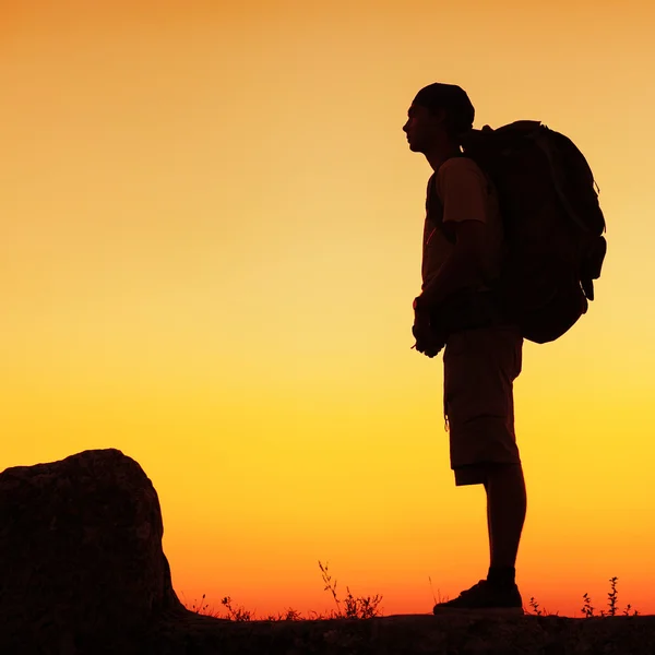 Hiker with backpack standing on top of a mountain and enjoying s — Stock Photo, Image