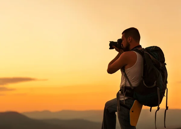 Fotógrafo de la naturaleza tomando fotos en las montañas — Foto de Stock