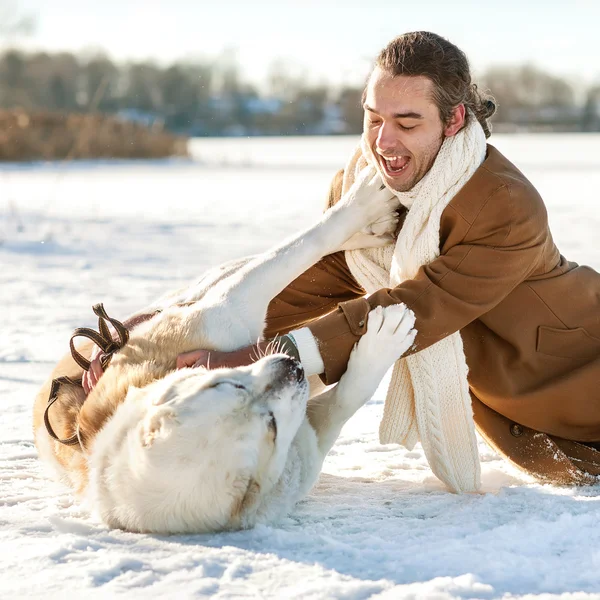 Hombre y pastor de Asia Central jugando con su perro al aire libre — Foto de Stock