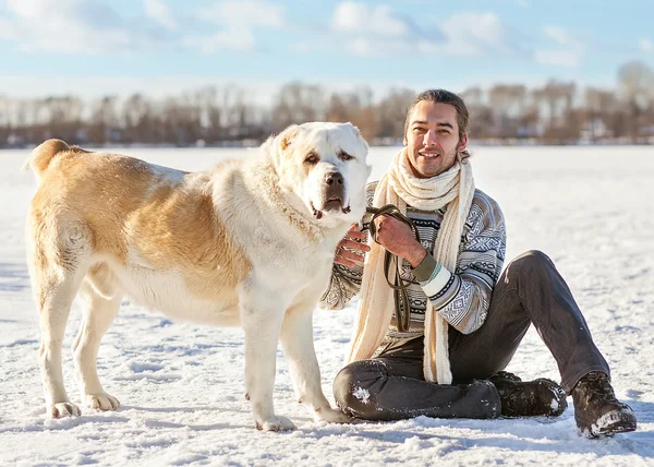 Muž a střední Asie shepherd procházka v parku — Stock fotografie