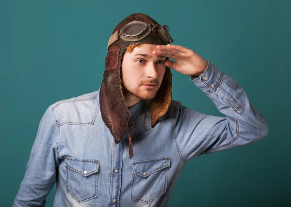 Mode kerel vintage motorrijder helm en zonnebril in de st — Stockfoto