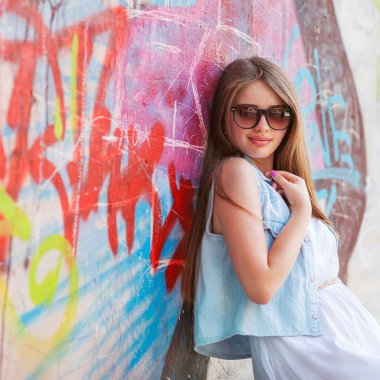 hippi kız açık havada bir graffiti duvar duruyor