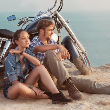 mutlu genç çift kendilerini yolculukta zevk scooter üzerinde tr