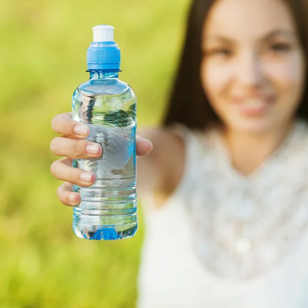 Ritratto mezza faccia di giovane donna in possesso di bottiglia d'acqua in estate — Foto Stock