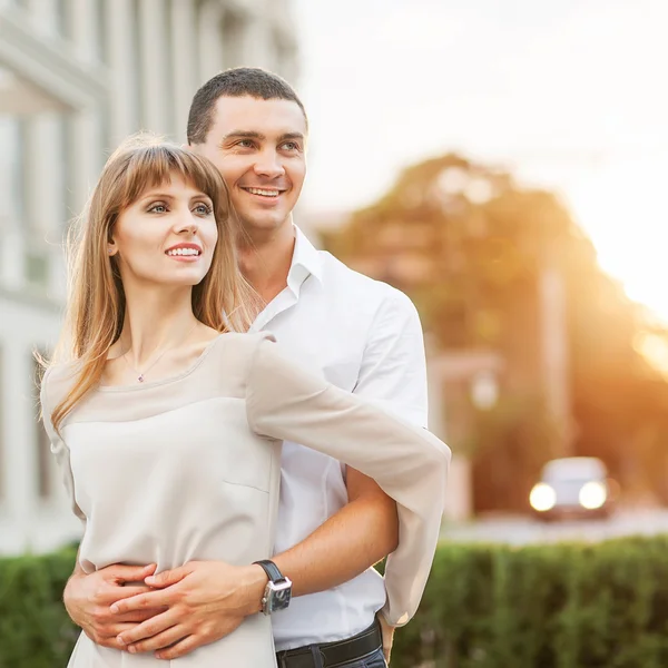 Pareja joven enamorada al aire libre. Ella presionó contra él — Foto de Stock