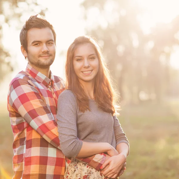 Jeune couple amoureux marchant dans le parc d'automne — Photo