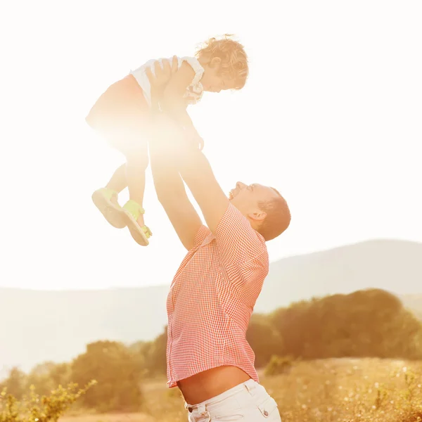 Счастливый отец и маленькая дочь играют вместе в горах — стоковое фото