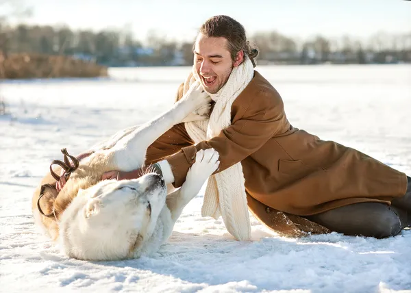 Hombre y pastor de Asia Central jugando con su perro al aire libre — Foto de Stock