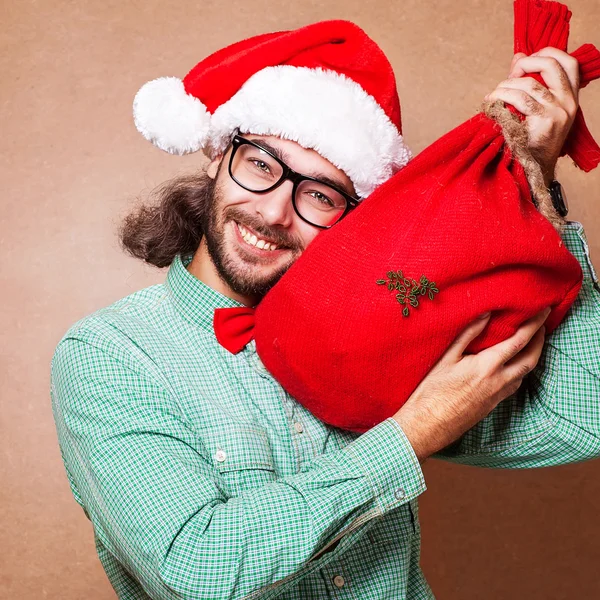 Facet trzyma prezent i emocjonalnie Wesołych Świąt — Zdjęcie stockowe