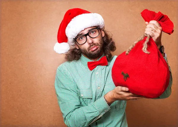 Kerl mit Geschenk und emotional frohe Weihnachten — Stockfoto