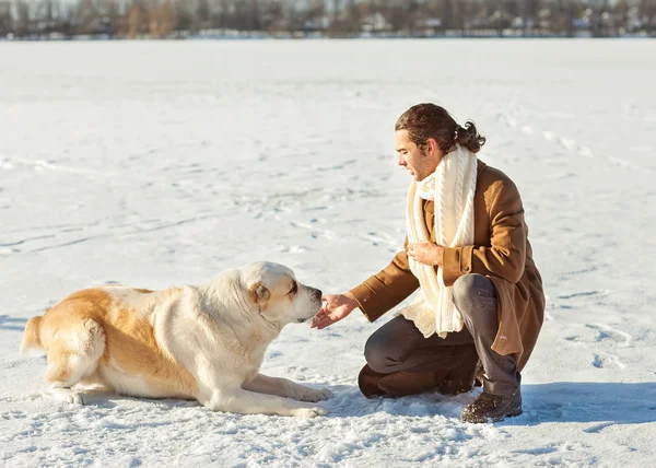 Mutlu bir adam köpeğiyle açık havada — Stok fotoğraf