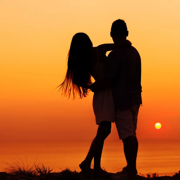 La imagen de dos personas enamoradas al atardecer —  Fotos de Stock