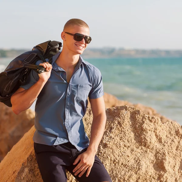 Trendiga perfekt kropp kille poserar på stranden — Stockfoto