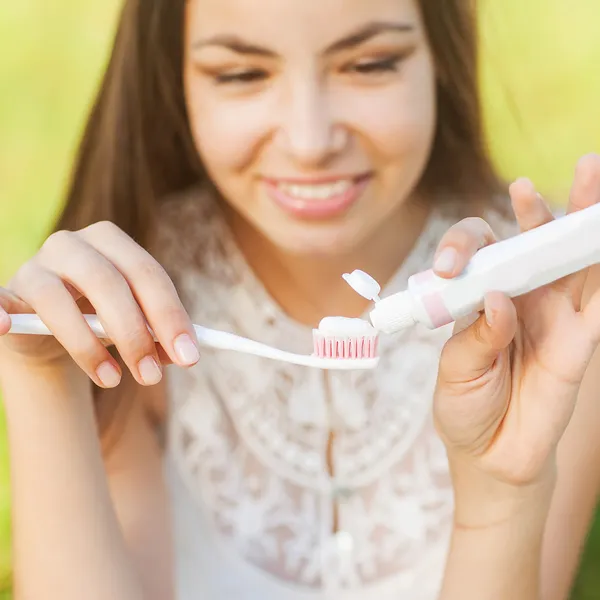 Imagen de una guapa hembra cepillándose los dientes — Foto de Stock