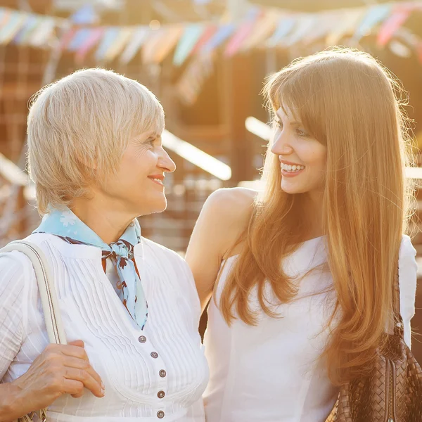 Erwachsene Mutter und Tochter — Stockfoto