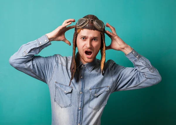 Vintage motorrijder helm en zonnebril mode in de studio — Stockfoto