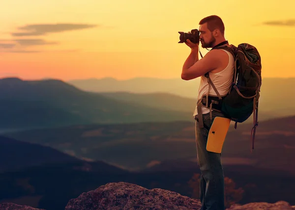 Young man with professional camera photographing the landscape — Stock Photo, Image
