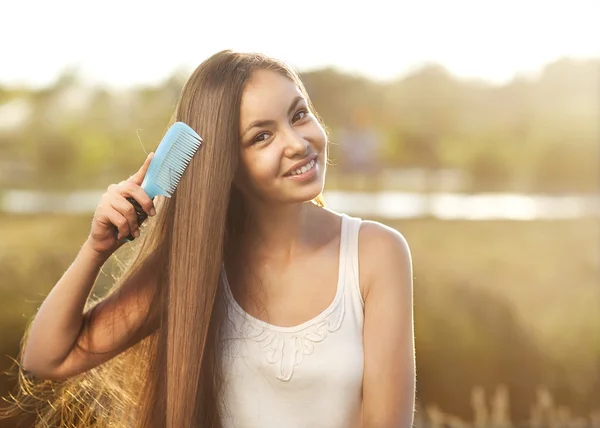 Menina bonita penteia seu cabelo aparência asiática — Fotografia de Stock