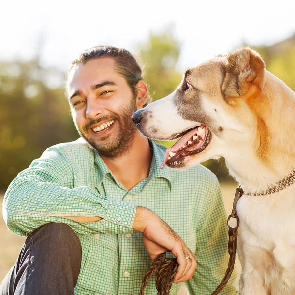 Man och centrala asiatiska shepherd — Stockfoto