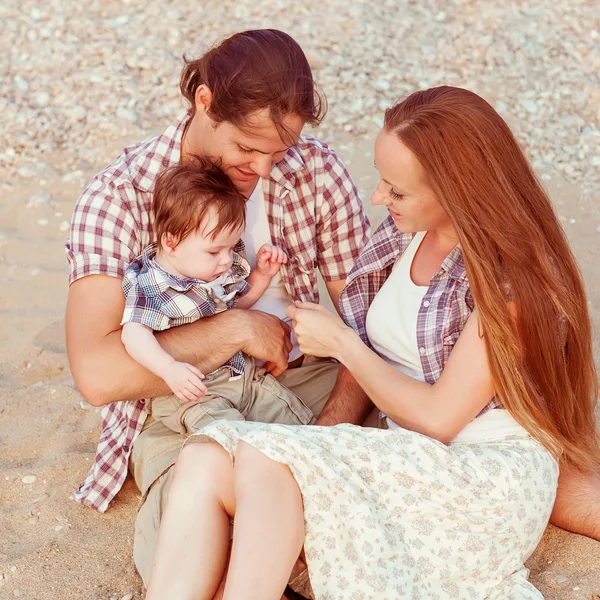 Mutlu anne, baba ve oğul olarak günbatımı — Stok fotoğraf