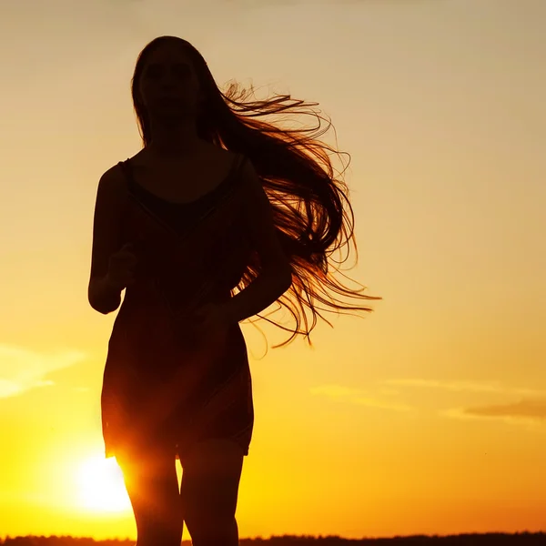 Vrije gelukkig vrouw genieten van aard. schoonheid meisje buiten. vrijheid c — Stockfoto