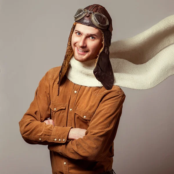 Fashion young man posing in vintage helmet and glasses pilot. — Stock Photo, Image