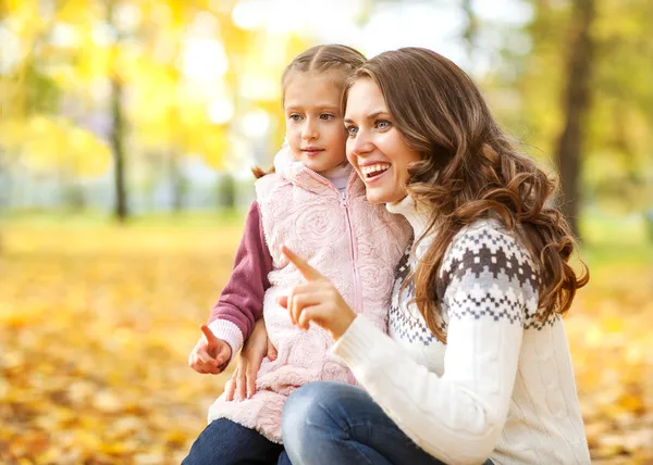 Madre e hija divirtiéndose en el parque de otoño — Foto de Stock