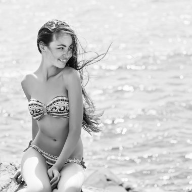 plaj kadın gülüyor eğleniyor yaz tatil tatil