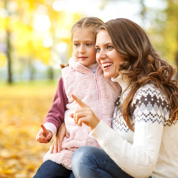 Mère et fille s'amusent dans le parc d'automne — Photo