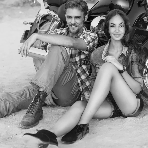 Duas pessoas e bicicleta - mulher da moda e homem sentado de moto — Fotografia de Stock