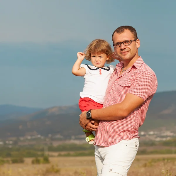 Pai e filha caminhando nas montanhas — Fotografia de Stock