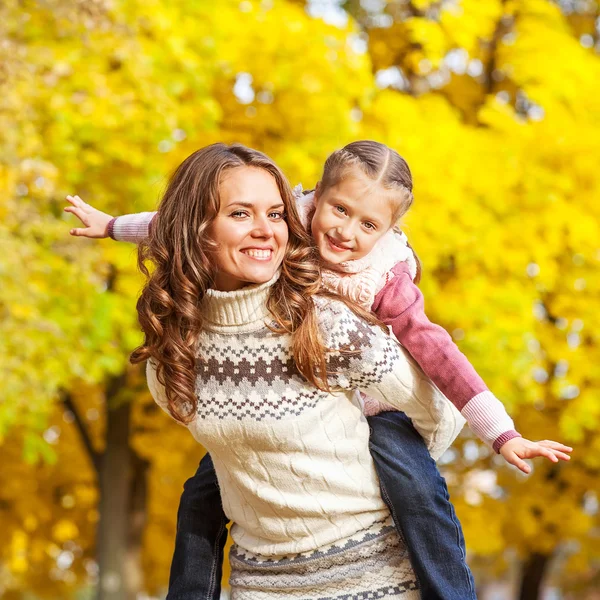 Giovane madre e la sua bambina si divertono in autunno — Foto Stock