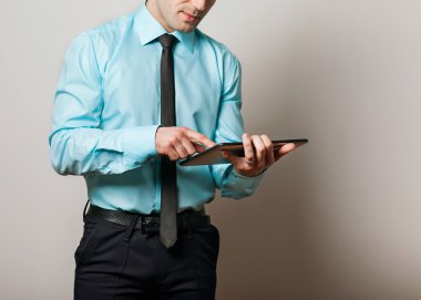 ciddi genç erkek icra dijital tablet kullanma
