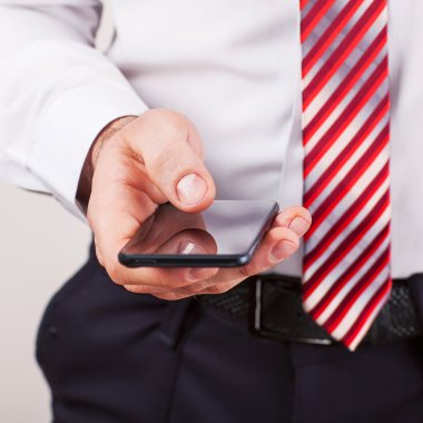 Adam akıllı telefon kullanıyor.