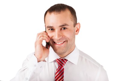 mutlu genç adam cep telefonuyla closeup