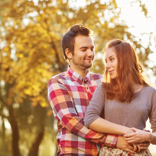 Jong paar in liefde outdoor — Stockfoto