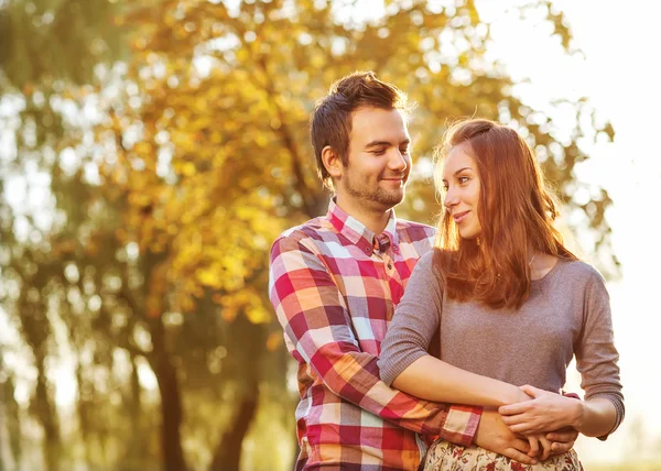 Jeune couple amoureux en plein air — Photo