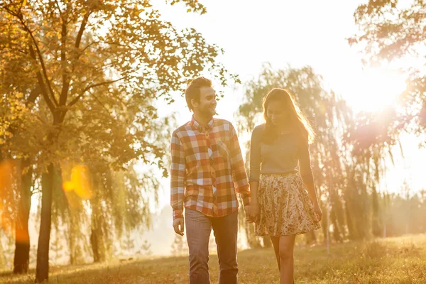 Jong paar in liefde outdoor — Stockfoto