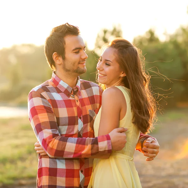 Joven pareja en amor al aire libre — Foto de Stock