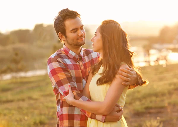 Jeune couple amoureux en plein air — Photo