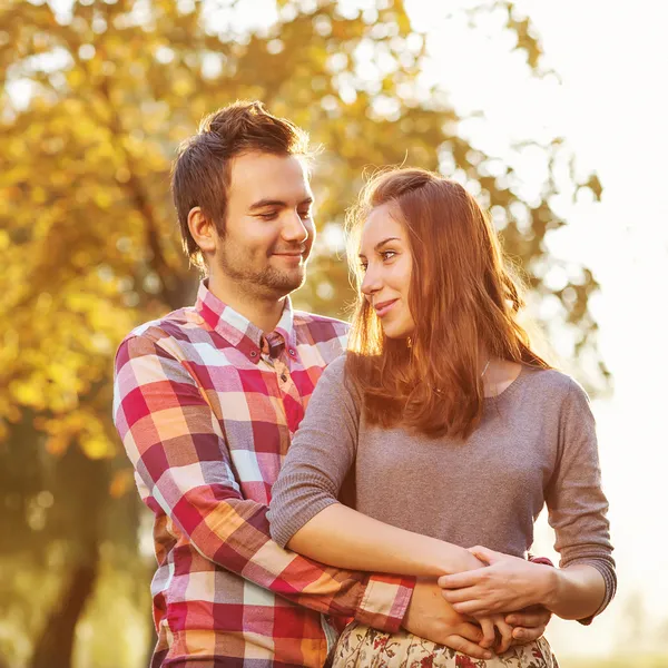 Jeune couple amoureux en plein air — Photo