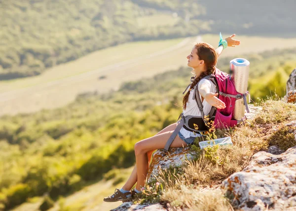 Junges, schönes Mädchen mit einem Rucksack auf dem Rücken — Stockfoto