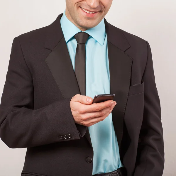 Close-up van een man met behulp van mobiele smartphone — Stockfoto