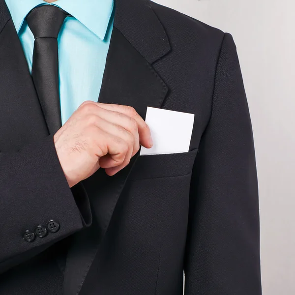 ビジネス カードをポケットから取り出してビジネスの男の体の部分 — ストック写真