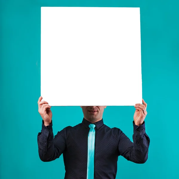 Fechar as mãos do homem mostrando placa branca em branco — Fotografia de Stock