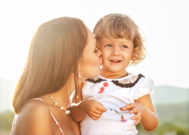 Anne ve kızı parkta eğleniyorlar.