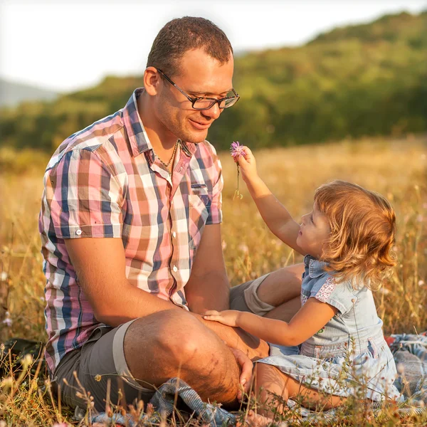 Friska far och dotter spelar tillsammans på stranden carefr — Stockfoto