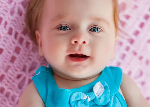 Helles Porträt des entzückenden Babys — Stockfoto