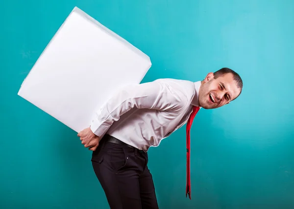 Imagen de un hombre de negocios llevando un gran cubo blanco en su espalda — Foto de Stock