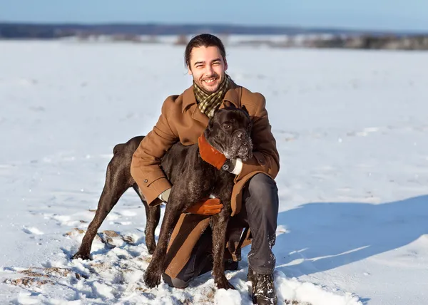 男は屋外で犬と遊ぶ — ストック写真